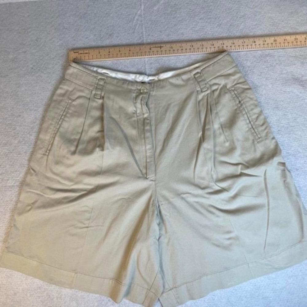 Liz sport vtg Tan khaki shorts with a relaxed fit pleated front 10/12 (30) W